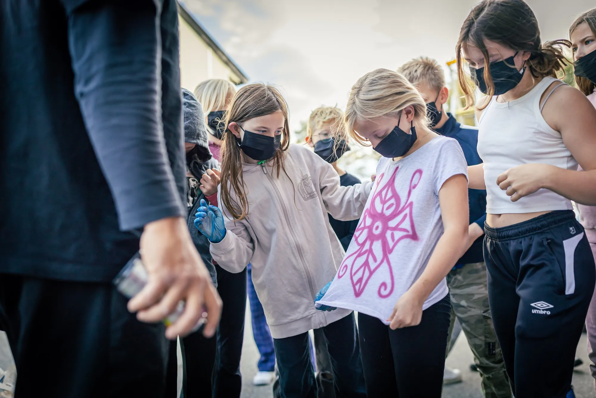 Street Art-kunstneren Peacetu sprayer gjerne klærne og skoene til ungene …  