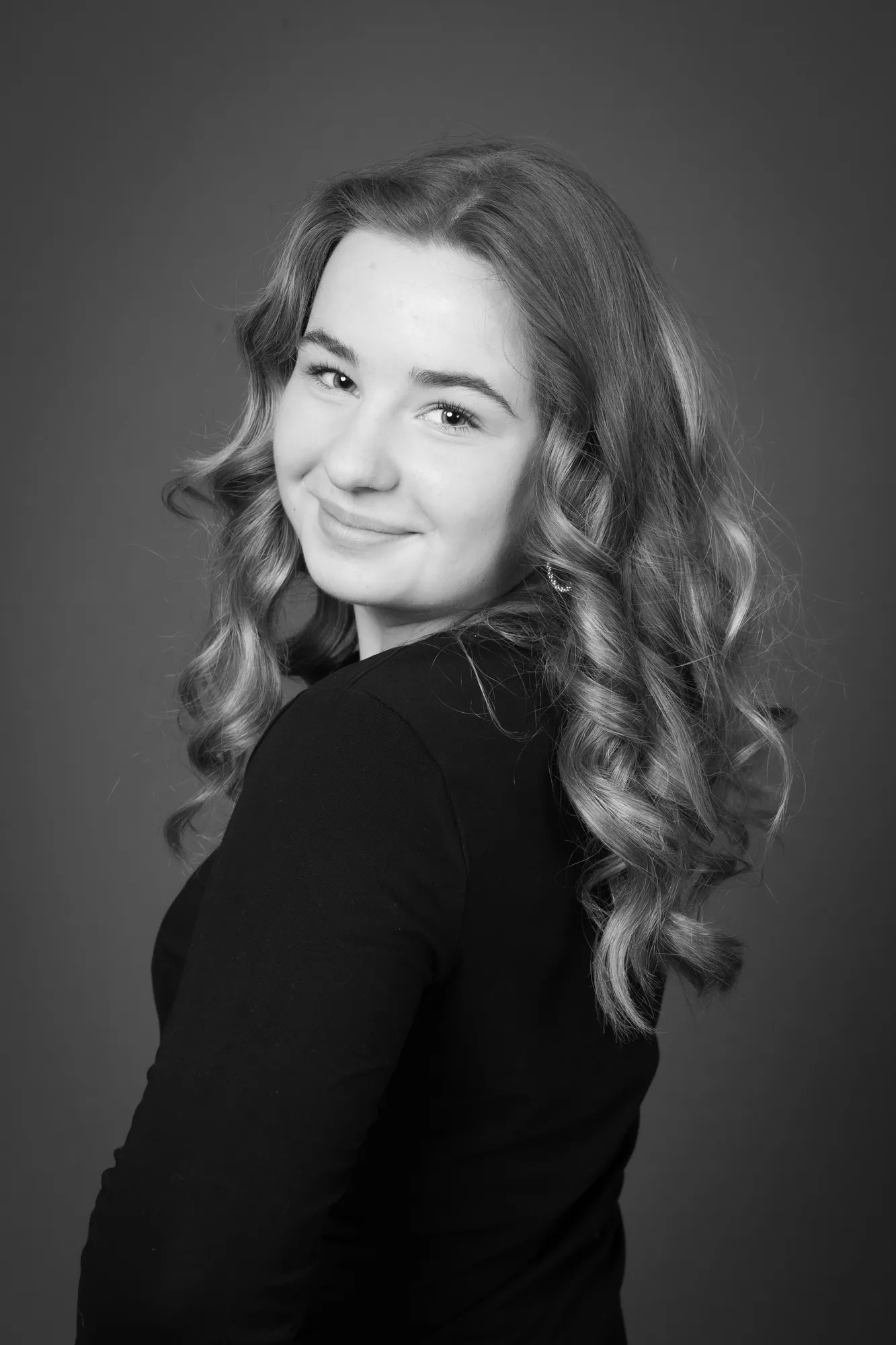 Konfirmanten Sigrid i sin nydelige bunad