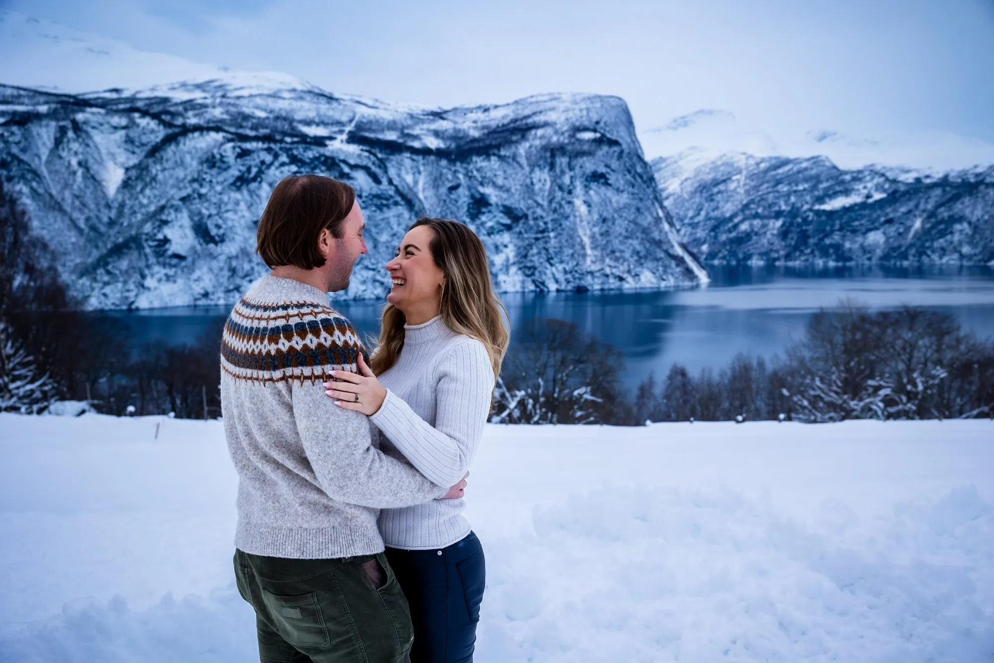 Sarah & Joe - Forlovelsesbilder i snøen