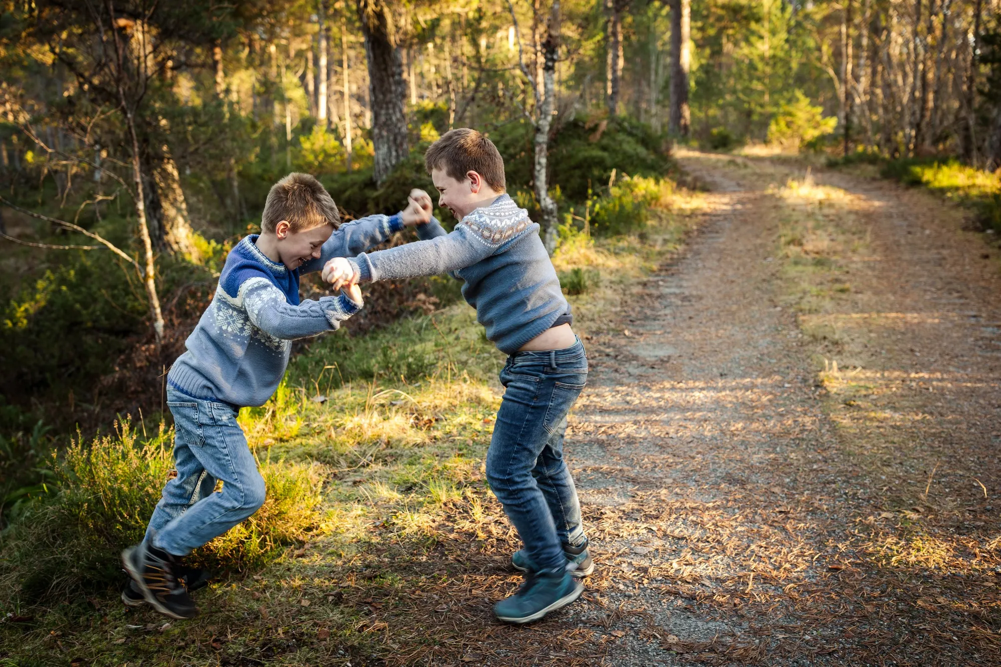 Søskenfotografering: latter, lek og litt svette …