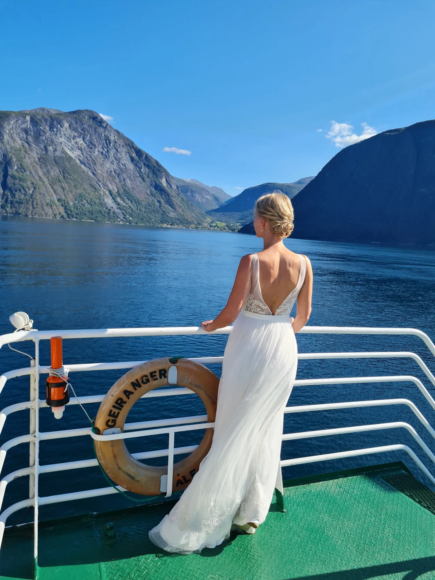  Etter vielsen og lunsj på gården, tog vi ferga over til Geiranger og fortsatte bryllupsfeiringen der. FOTO: MONA HØVISKELAND  