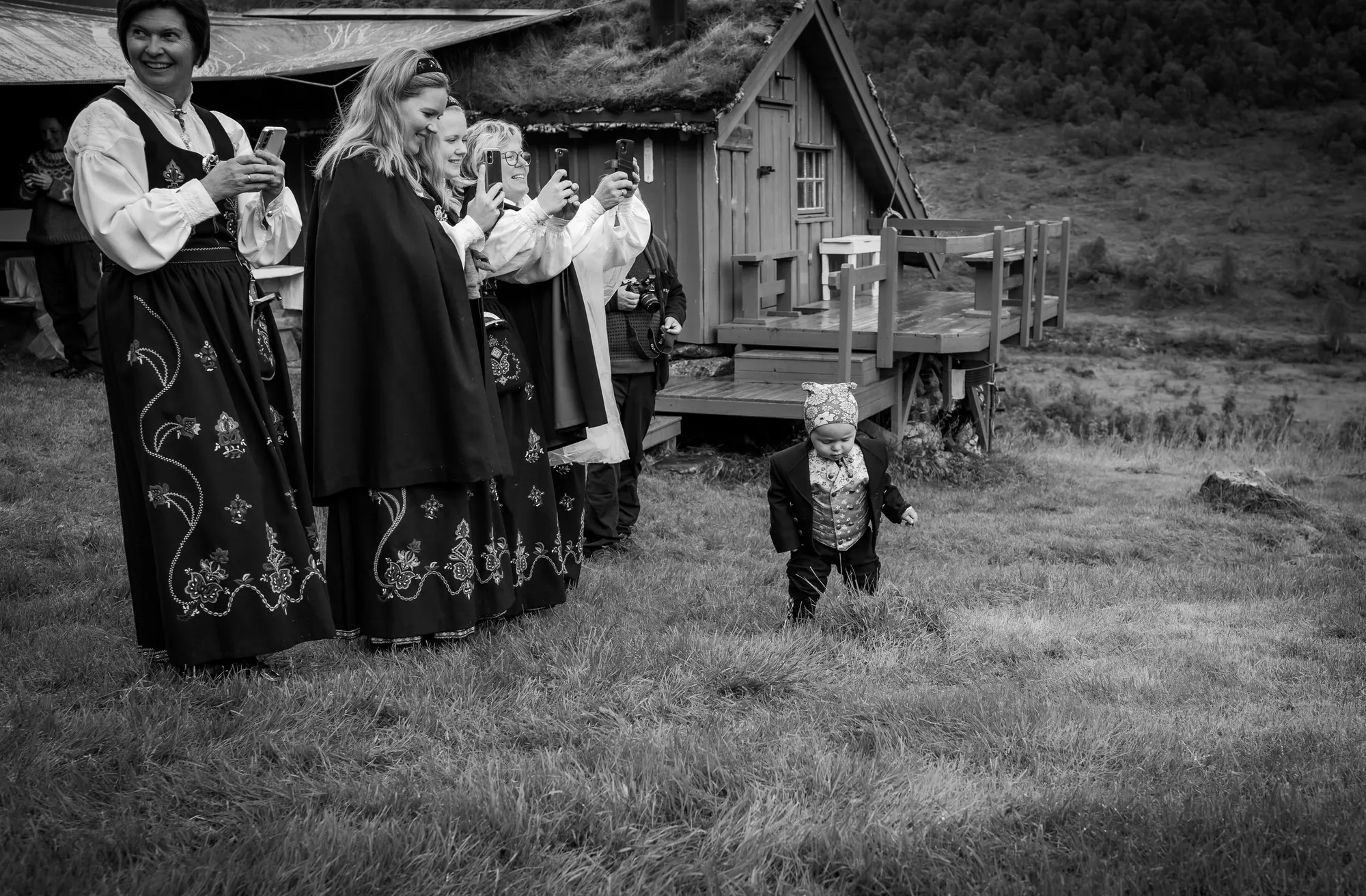  Det er ofte mange mobiler i et bryllup. En fotograf tenker litt annerledes og fanger det kanskje ingen andre ser ...  