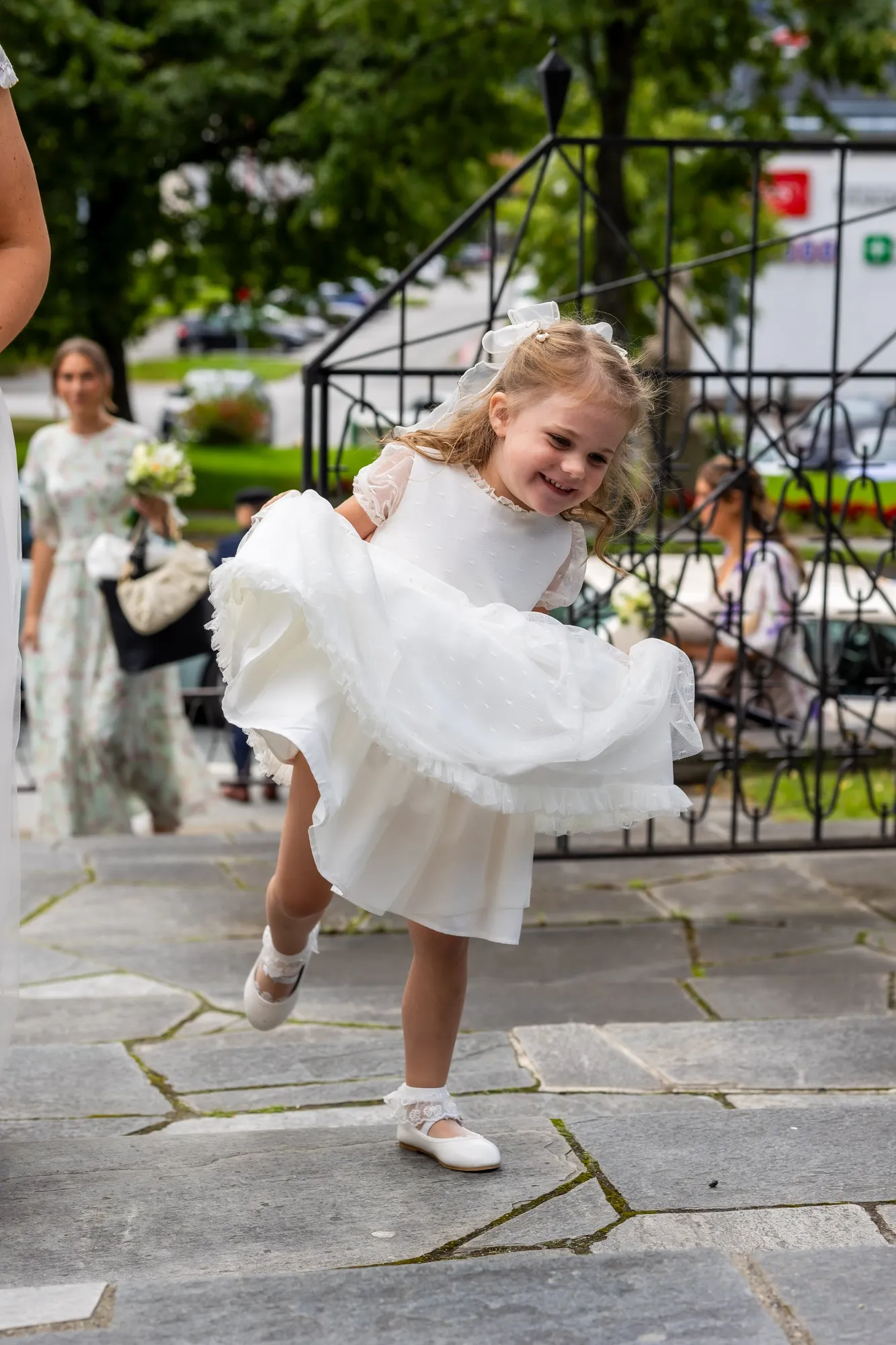   Ida gleder seg veldig!! Og her har hun allerede vært ganske lenge sammen med mamma og pappa i finstasen, for de var så lure å ha en 