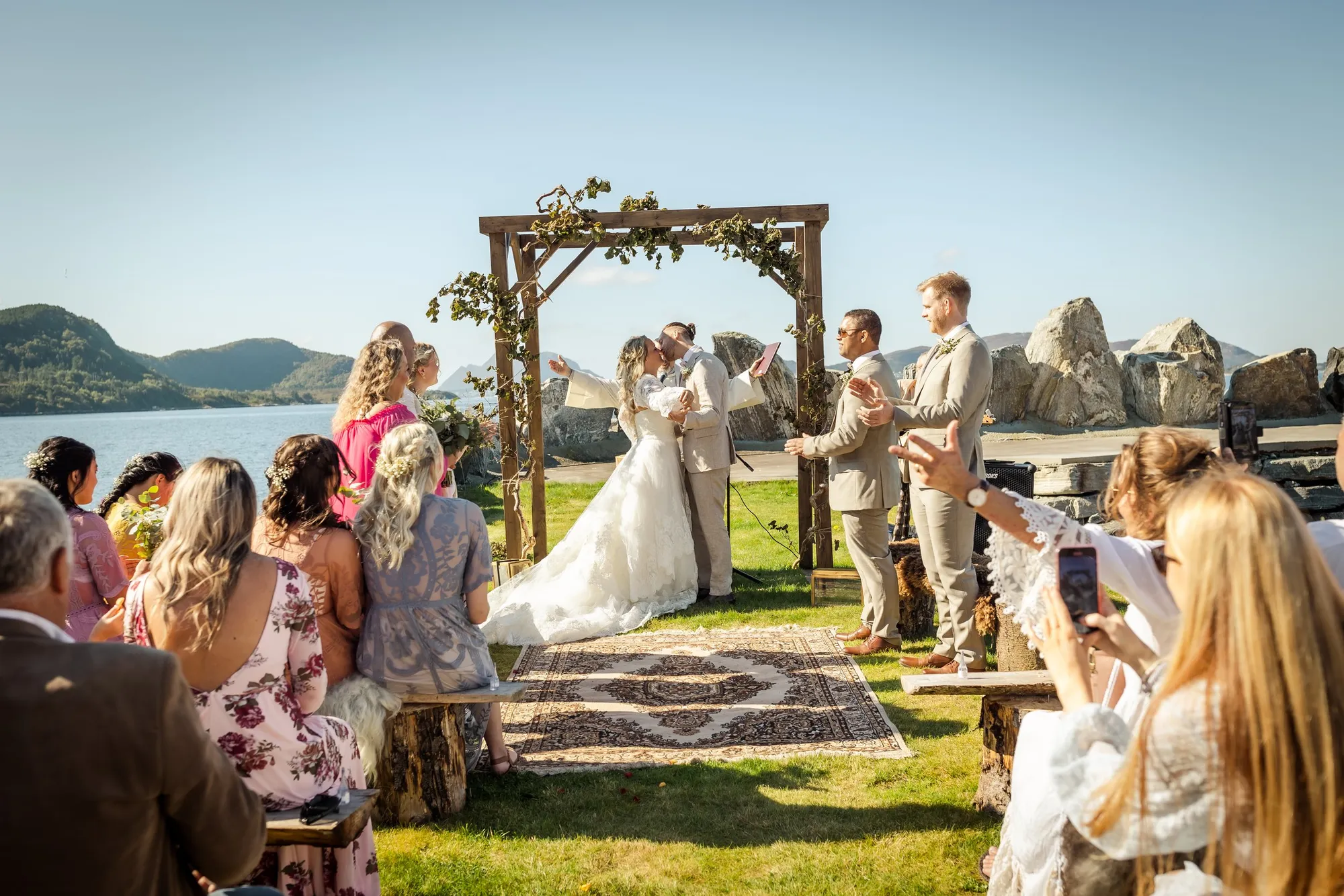  Kata-Linn og Amund hadde et stort eventyrbryllup på heimgården sin, med alle venner og familie. Foto: Marte Bjørgum 