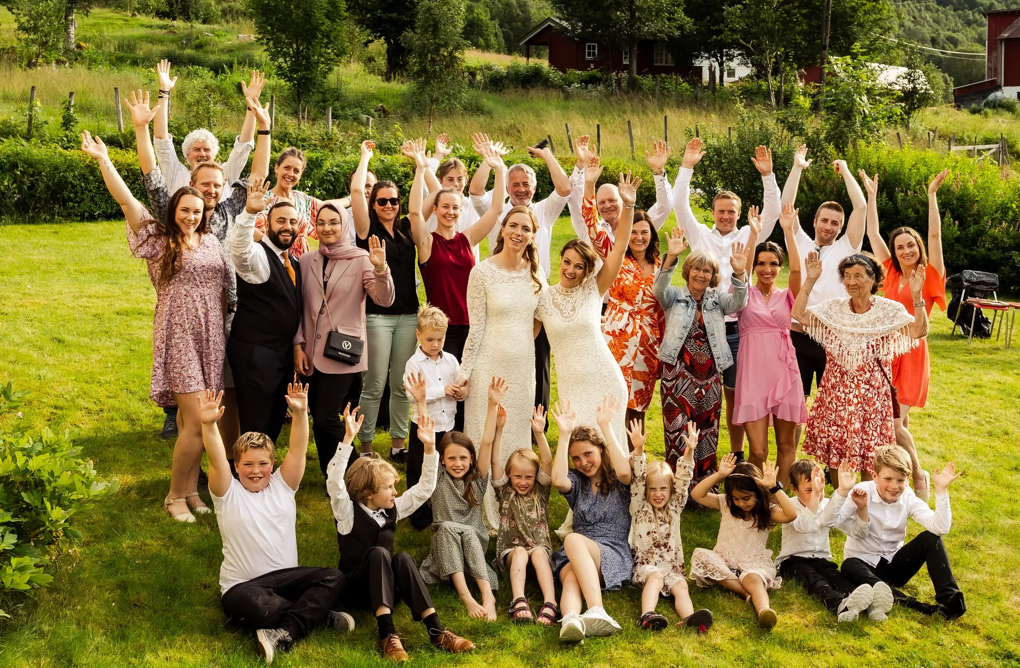  Malin og Sarah giftet seg 18. juli 2022, og jeg var bryllupsfotograf. De ba venner og familie, giftet seg utendørs og hadde bryllupsmiddagen hjemme på en gård. Foto: Marte Bjørgum 