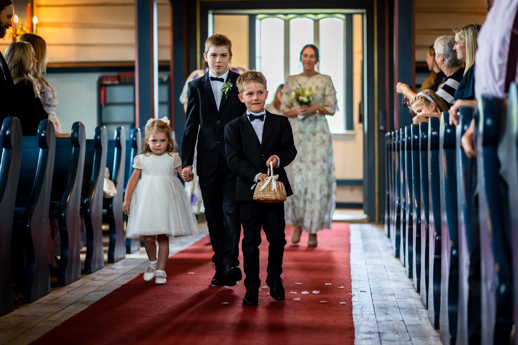   Det ble litt for skummelt for Ida og kaste blomsterblader. Fint å ha en storebror som kunne gjøre jobben, og en enda større storebror som kunne holde i hånda.&nbsp;  