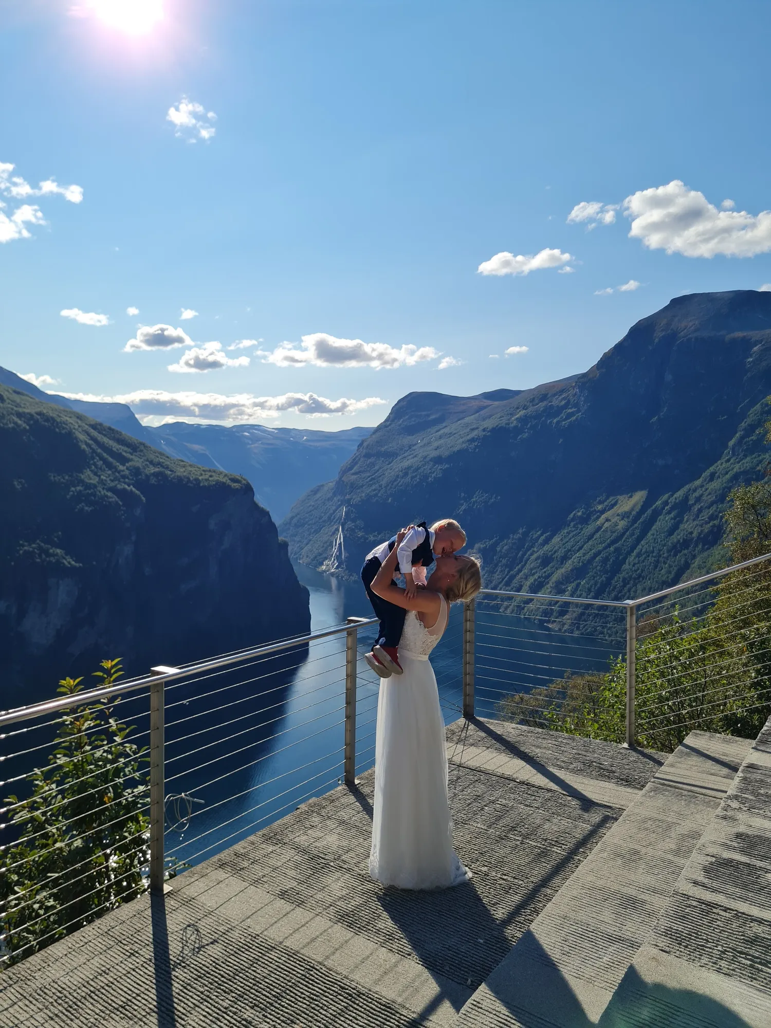  Dette bildet er tatt ETTER at kjolen revnet og ble sydd på meg igjen. Foto: Mona Høviskeland (min søster)  