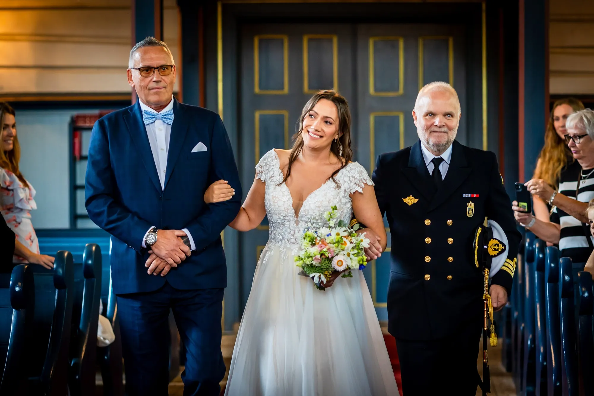   Stine ble fulgt opp midtgangen av både sin stefar og sin biologiske far&nbsp;  