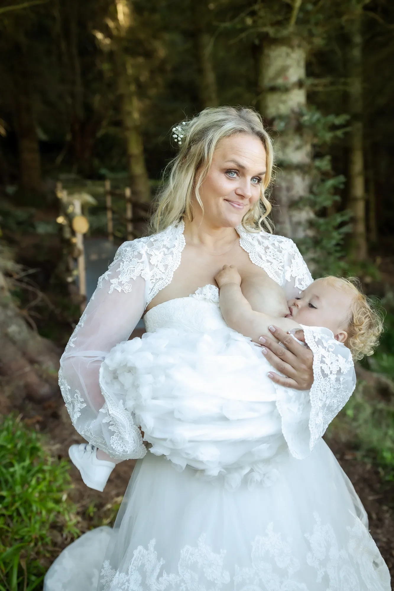  Ikke så lett å spise mat når det er så mye spennende som skjer rundt om kring … FOTO: Marte Bjørgum  