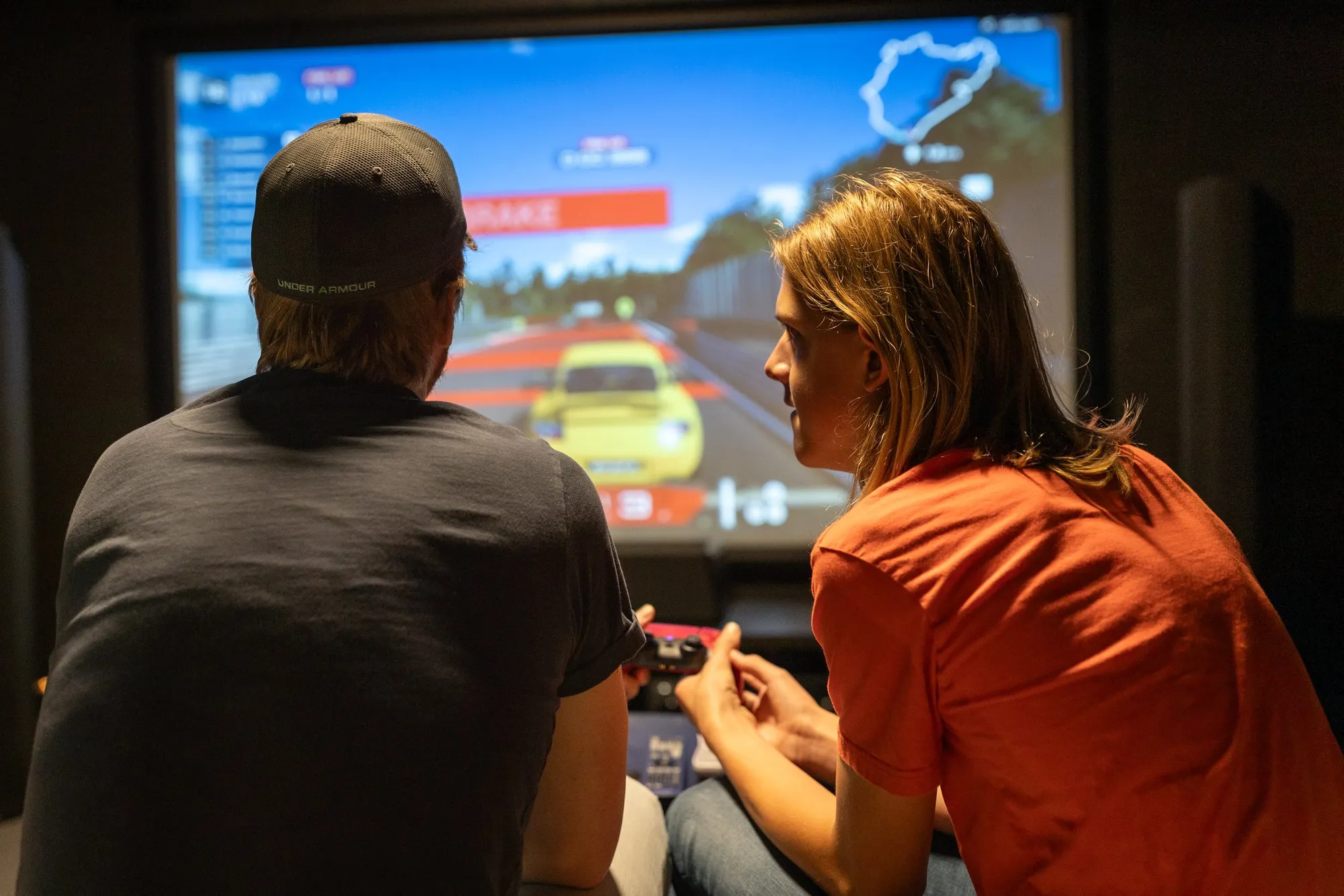  Syver er blind og har barnedemens. Her gamer han sammen med pappaen sin. Bildet er tatt for Aftenposten Junior.  
