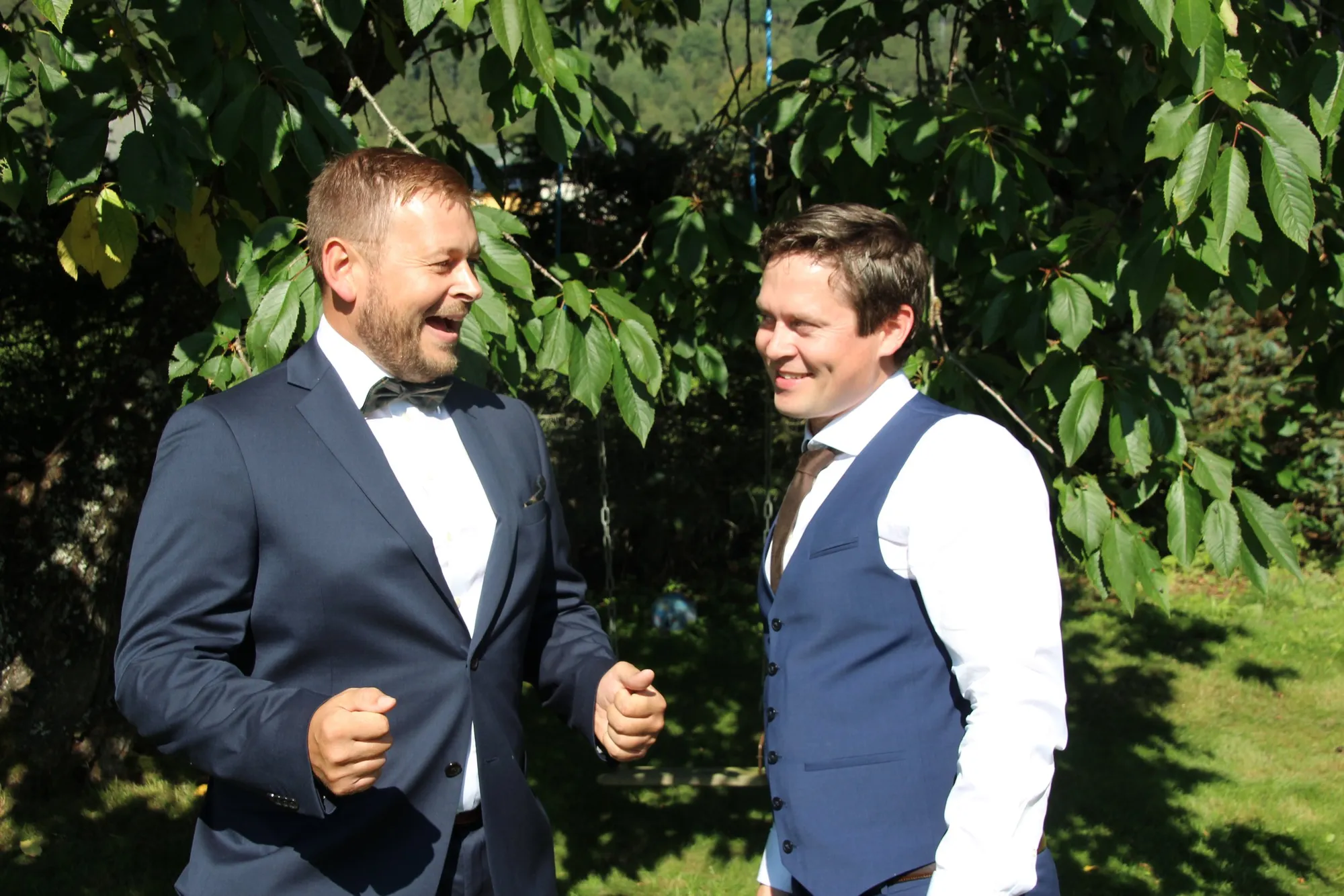  Gjestene la ikke så mye til det hele og fortsatte å spise og ha det fint i sola. Her min ektemann til høyre og hans forlover til venstre. Foto: aner ikke, en av oss som var der.  