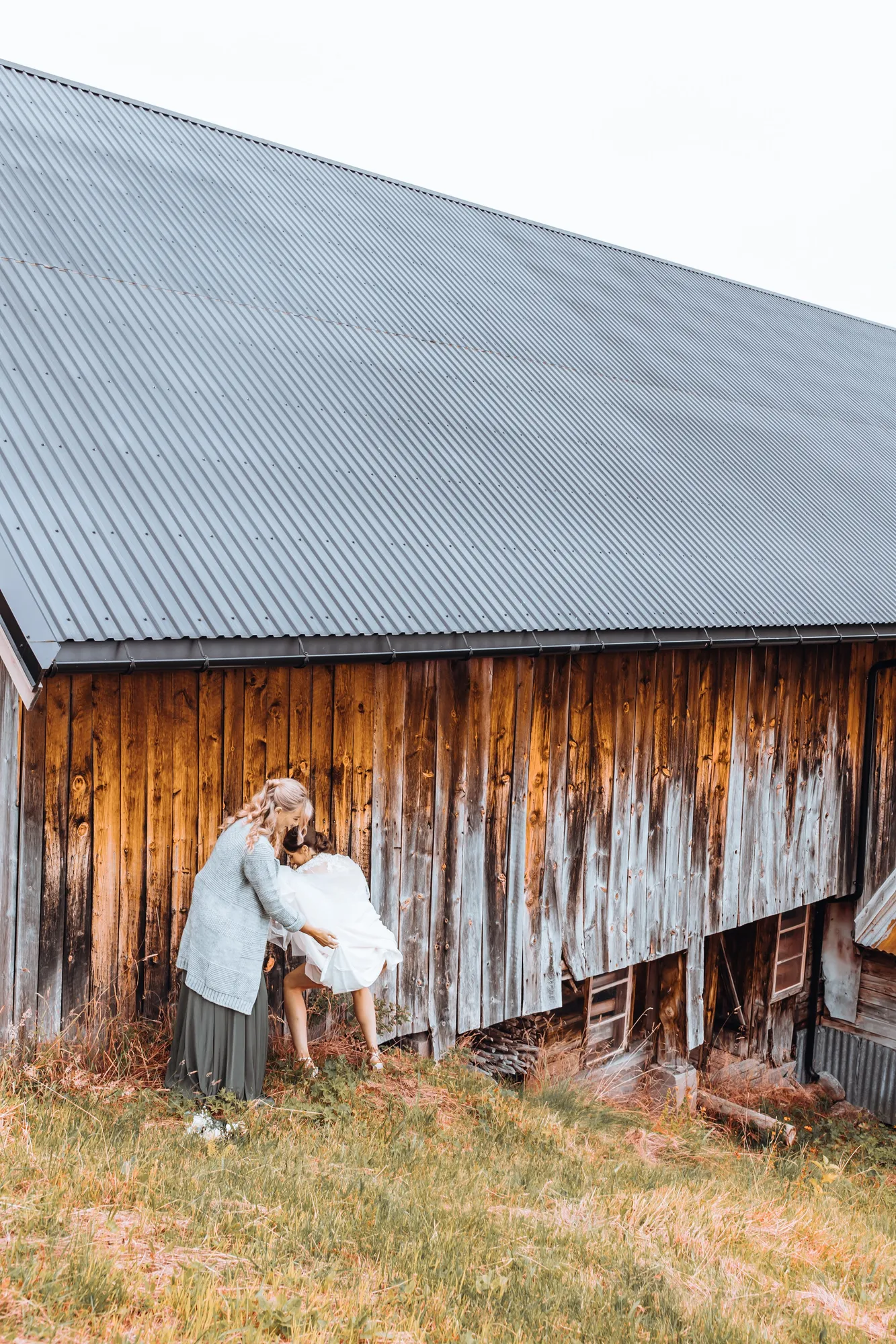  (Jeg har fått tillatelse til å dele dette bildet) Dette bildet er jo bare helt fantastisk! Vi er ute på fotoshoot med bruden, brudgommen og forloverne, langt unna folk og hus (ingen hjemme akkurat her). Og MÅ MAN SÅ MÅ MAN jo bare!!  :-) Foto: Marte Bjørgum  