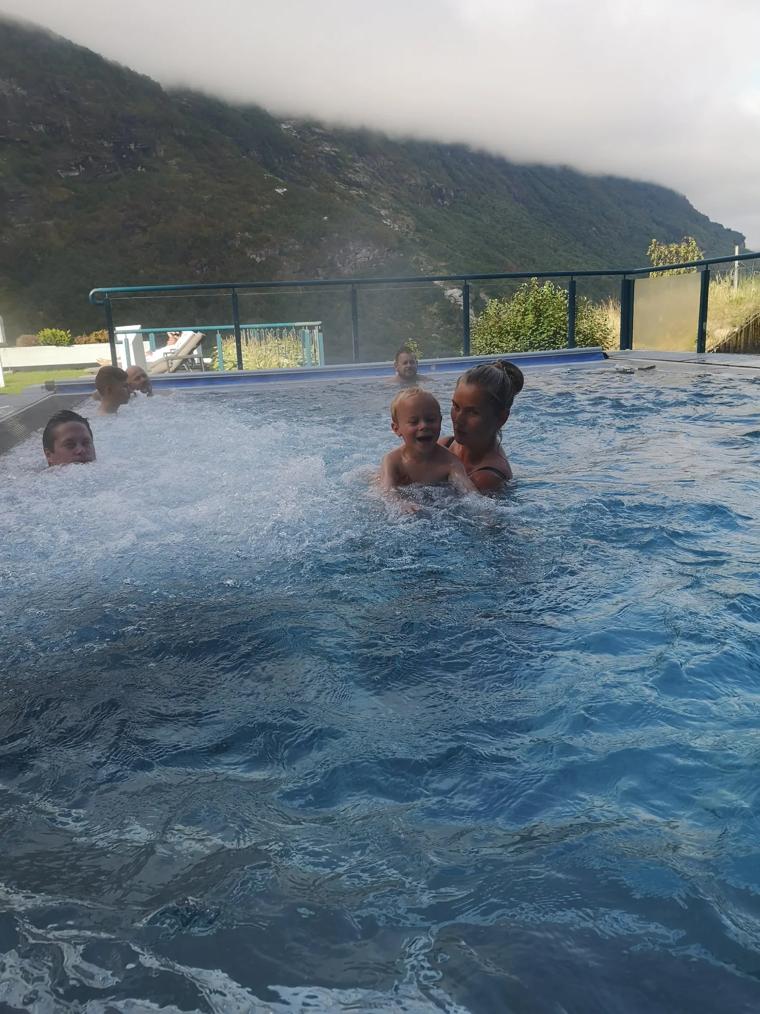  Vi overnattet på Union hotell i Geiranger. Dagen etter nøt vi en lang og deilig frokost og badet til store og små begynte å utvikle svømmehud mellom tærne. Her er det Reidun som er favoritten å leike med i bassenget!  