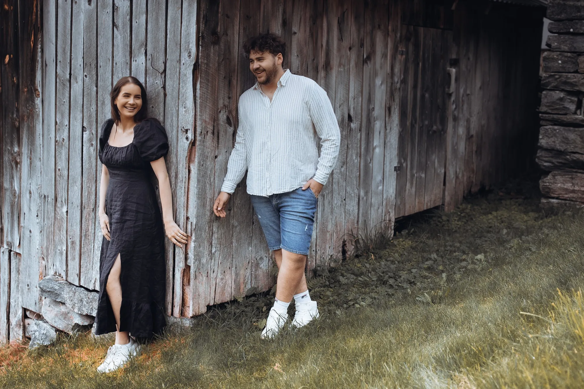 Marie og Vetle koste seg under deres gratis forlovelsesfotografering. De er så utrolig forelsket i hverandre og det lyser så godt gjennom på bildene! Bildene er tatt i vakre Liabygda.  