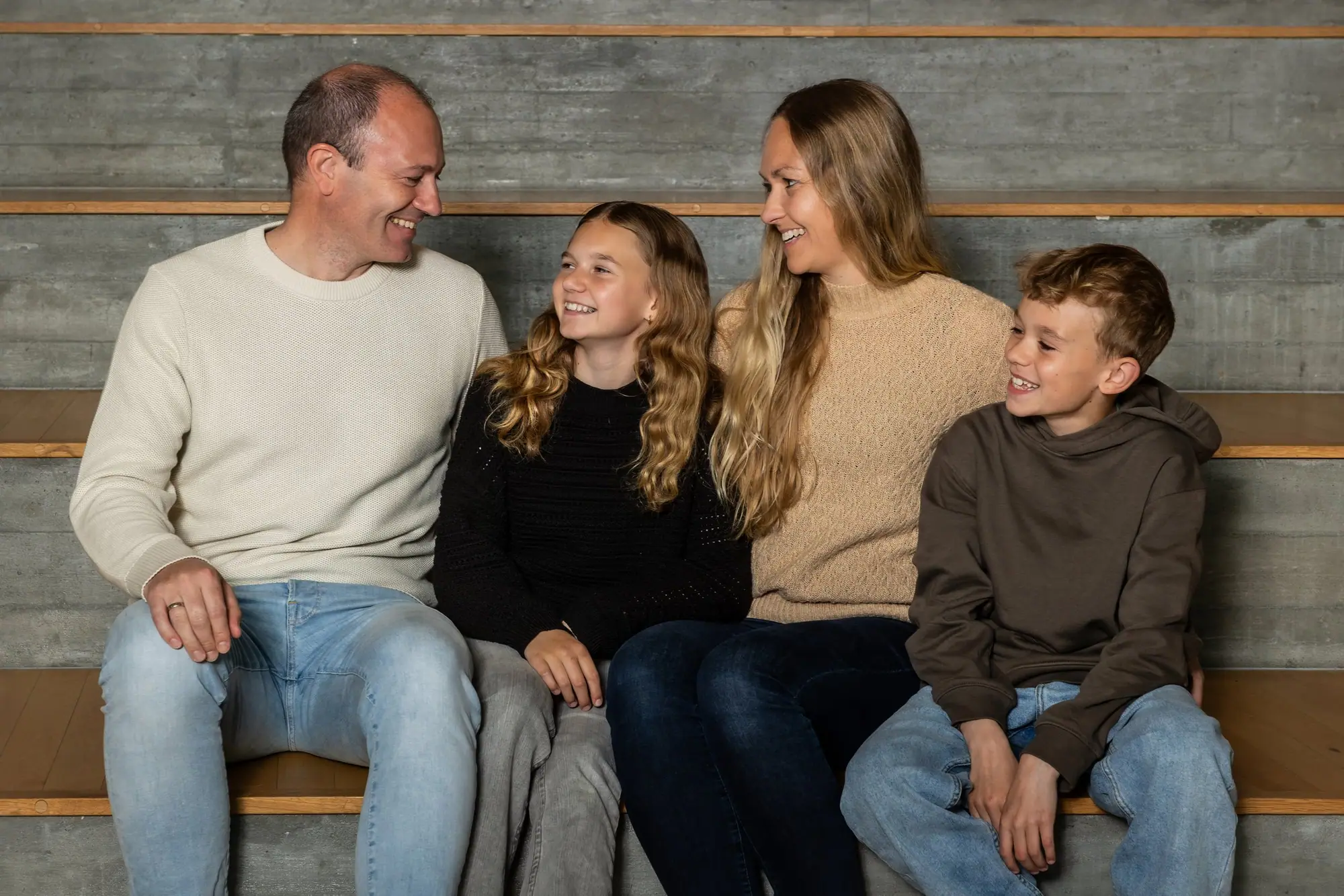 Familie i et nært øyeblikk utendørs, et motiv som kler en innrammet kopi, fotografert av Marte Bjørgum