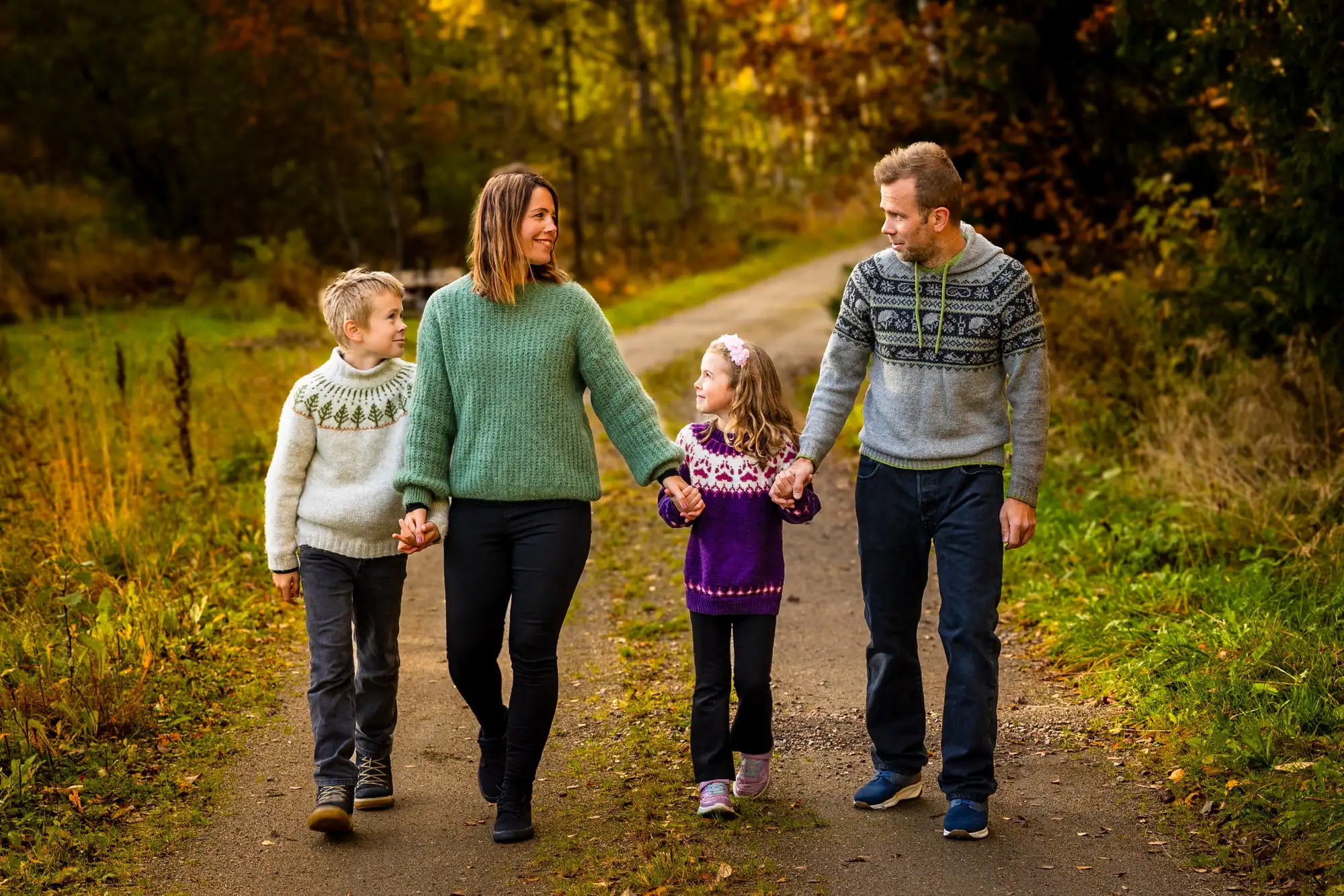 Familieportrett i naturlig lys, et motiv som kler en vegg, fotografert av Marte Bjørgum