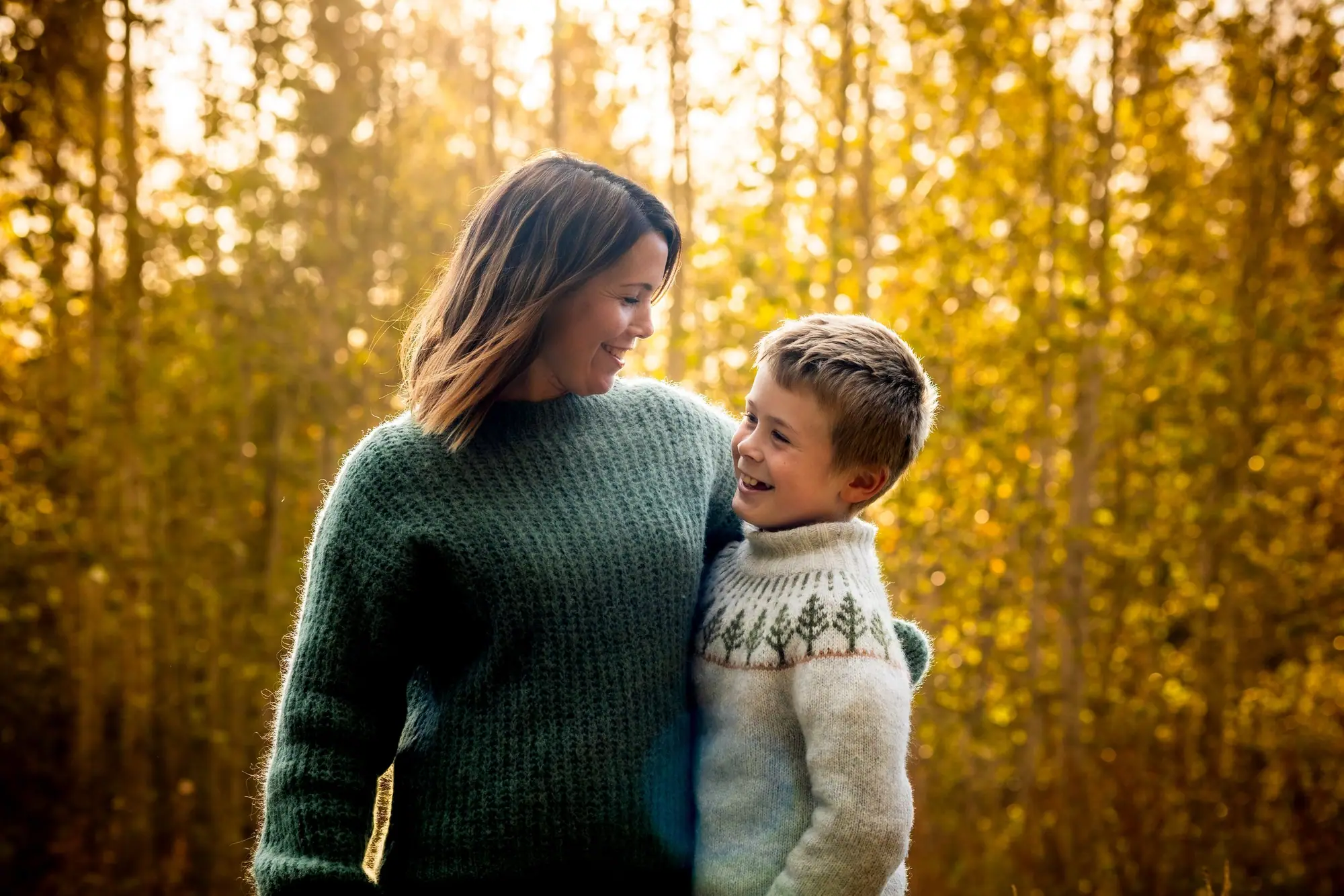 Familie i naturlig lys under en fotografering, fotografert av Marte Bjørgum