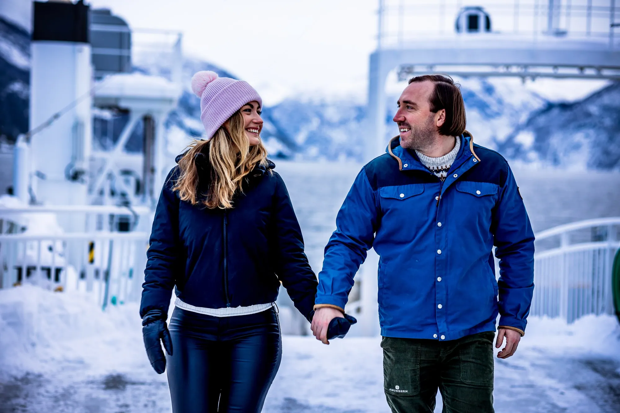 Forlovelsesfotografering ute, par tett sammen i kveldslys