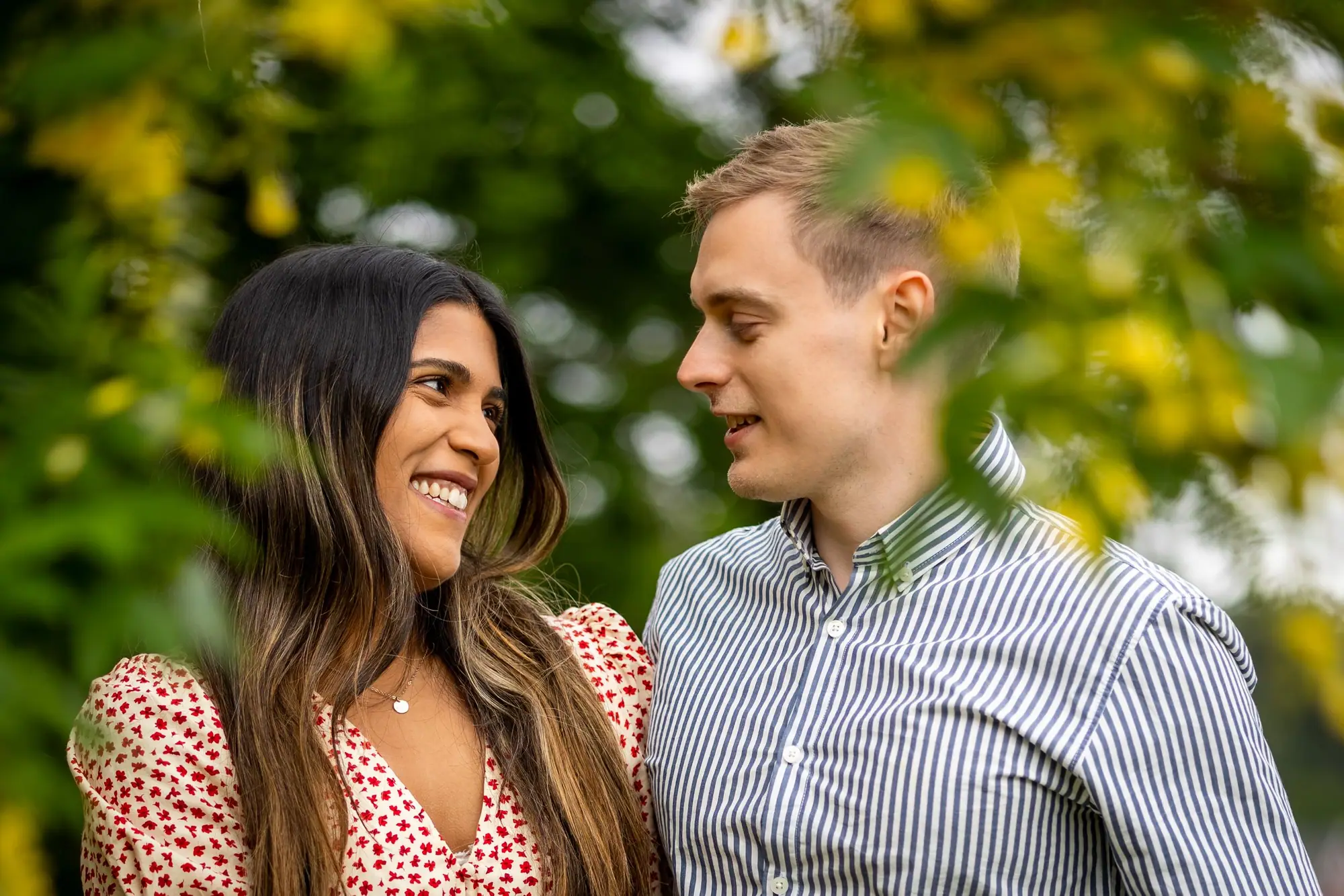 Par som blir kjent med kameraet på en rolig forlovelsesfotografering