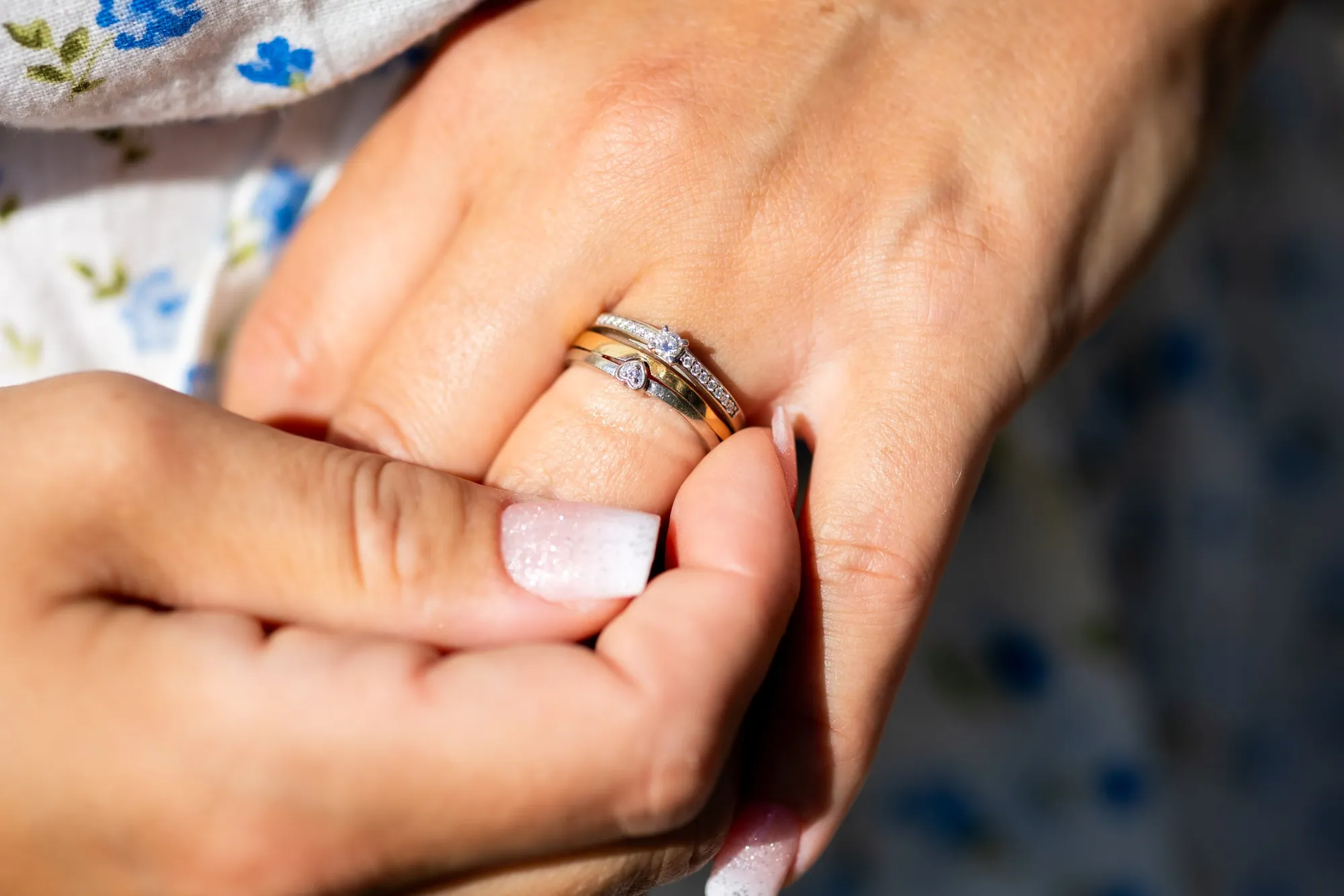 Forlovet par tett sammen ute i landskapet på forlovelsesfotografering