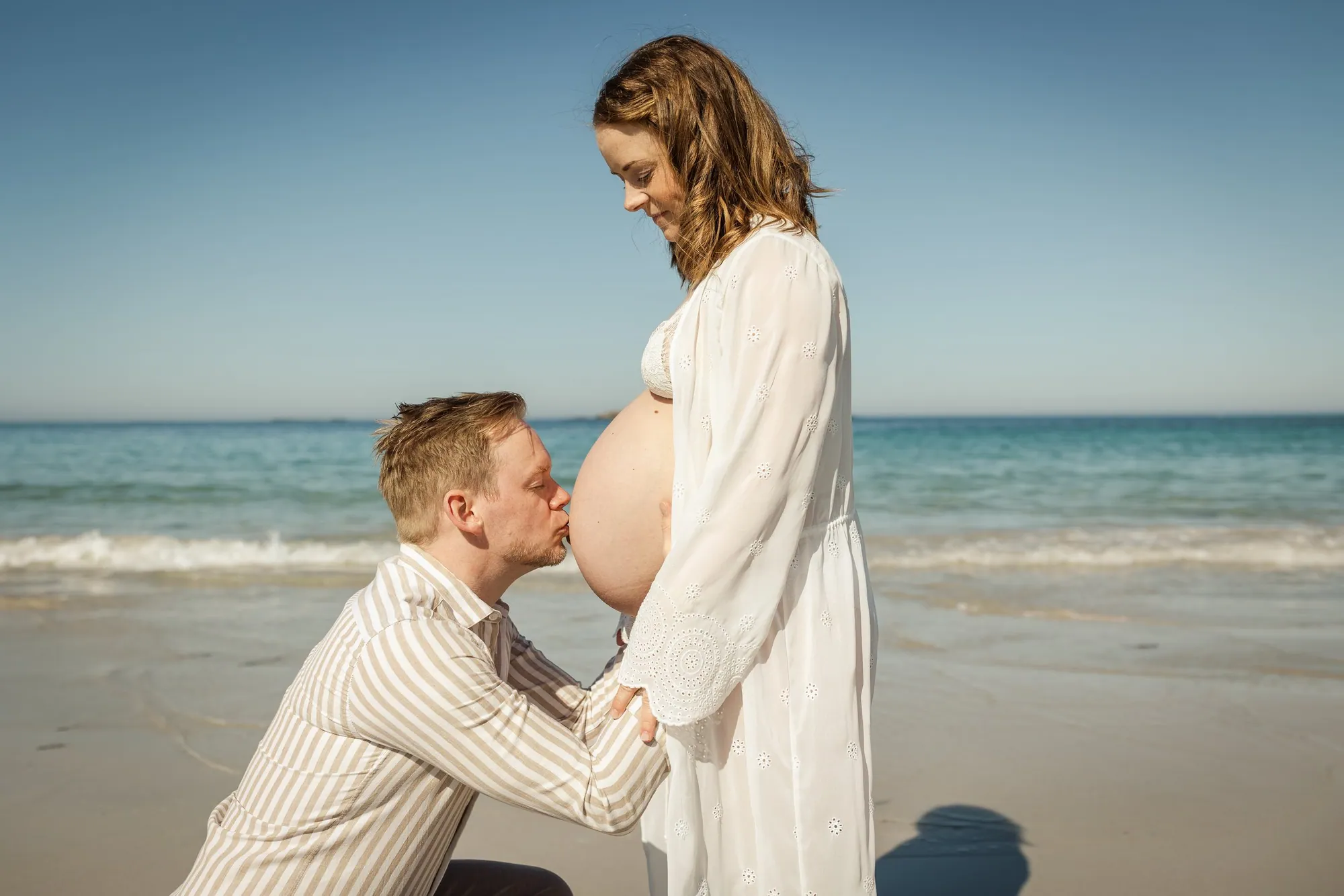 Rolig gravidfotografering hjemme, kvinne ved vinduet