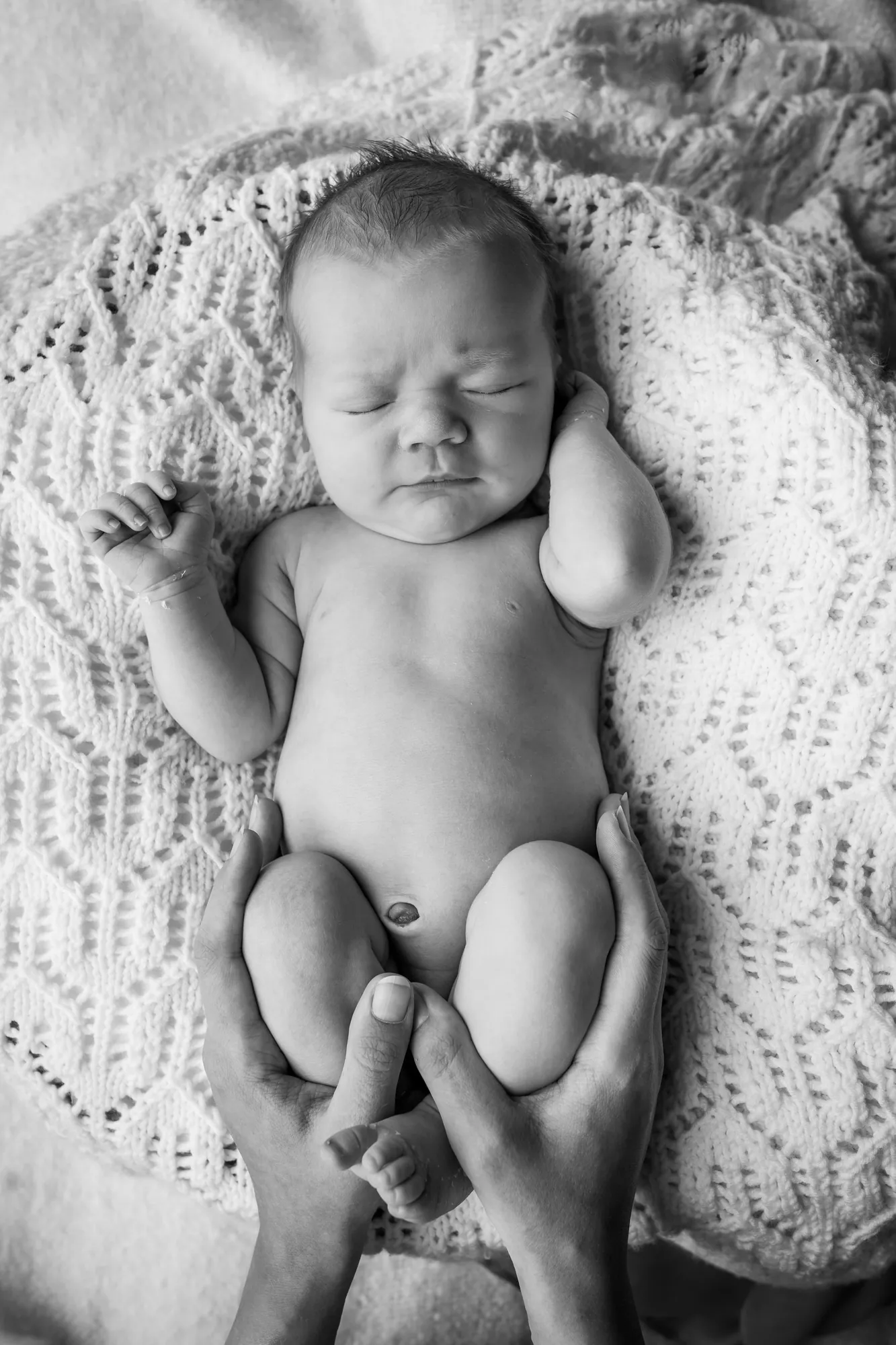 Nyfødtfotografering, bitte liten baby som sover trygt