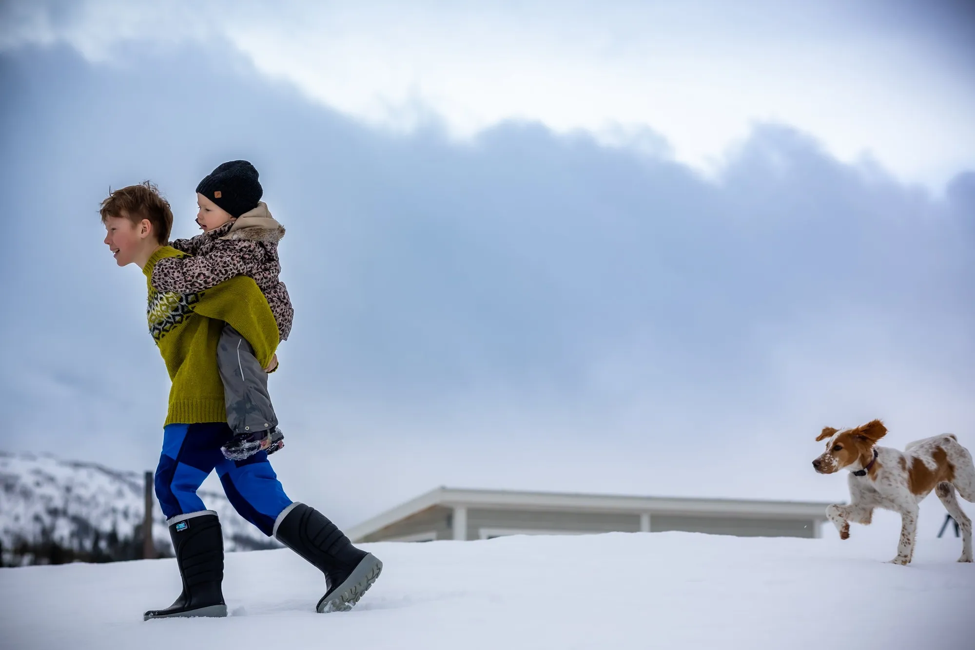 To jenter sammen ute i varmt lys på en søskenfotografering